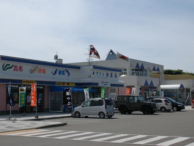 新鮮な魚介類や海産珍味が揃う