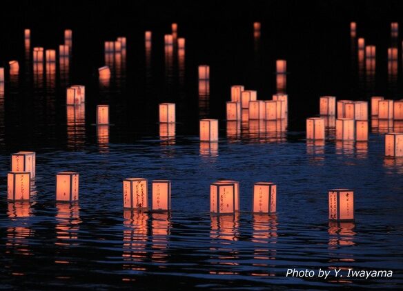 灯ろうが湖に浮かぶ様子は幻想的