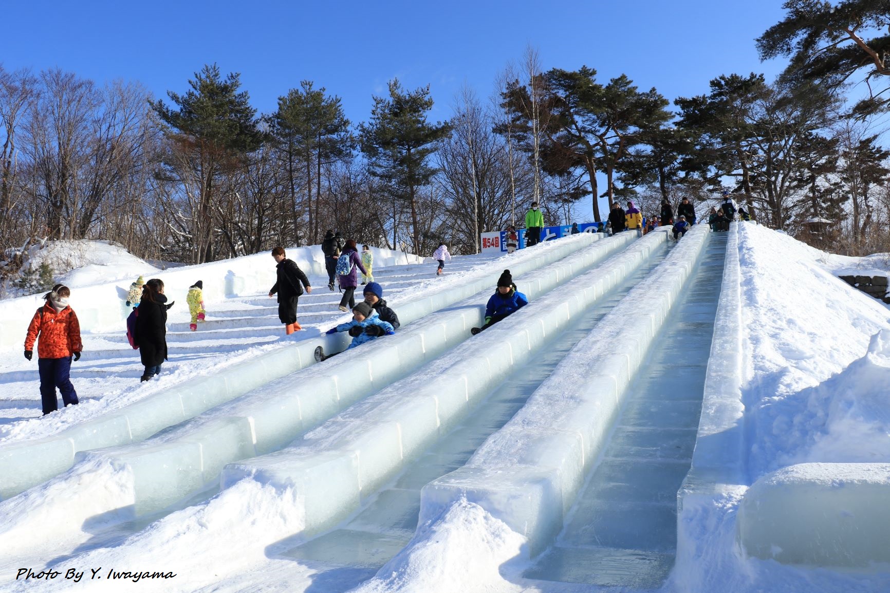 大沼湖の氷で作るジャンボ滑り台