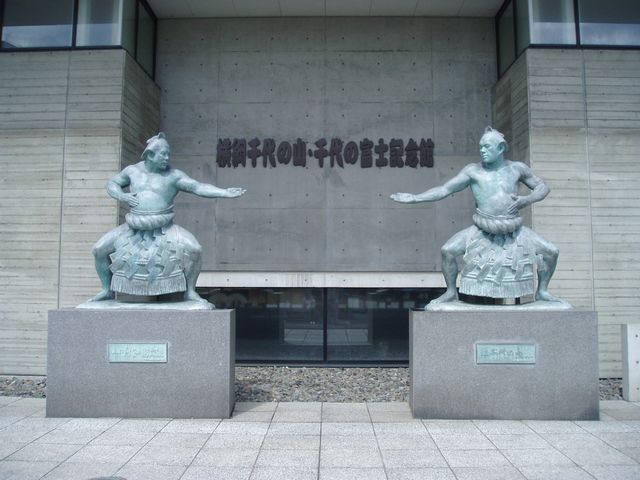 二大横綱の銅像が迫力満点