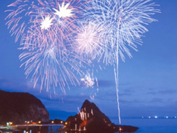 泊村の夏の夜空を彩る花火は必見