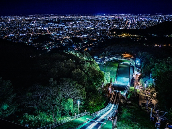 吸い込まれるような夜景が広がる