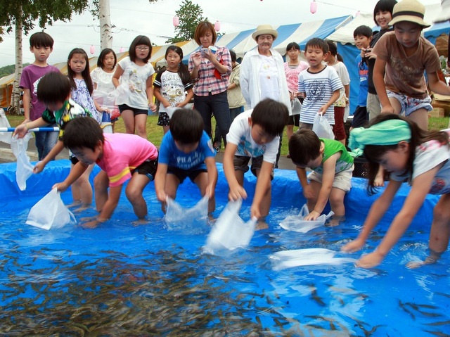 お祭りならではの魚のつかみ取り