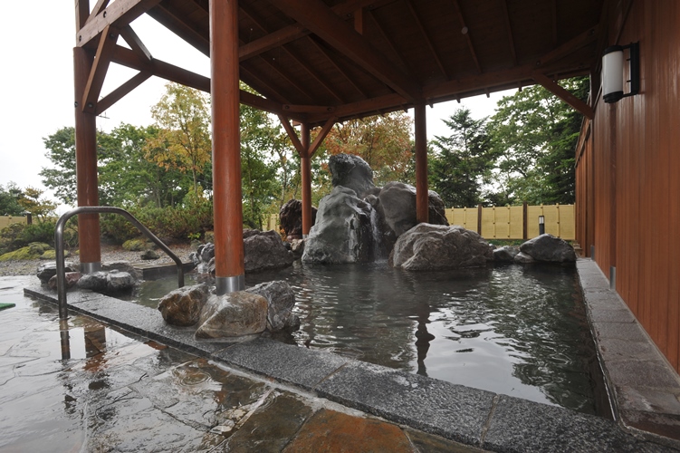四季の風景を楽しめる露天風呂