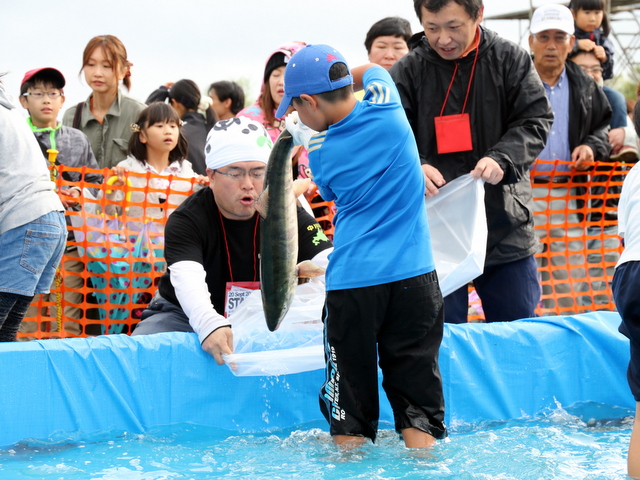 無料参加できるサケのつかみ取り