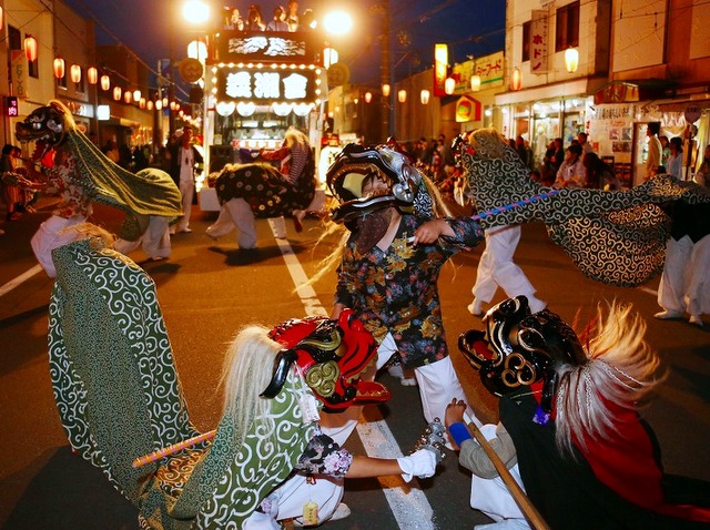 笛や太鼓の囃子が賑やかなお祭り