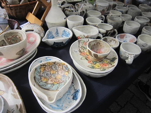 陶芸品や金属、ガラス作品が並び