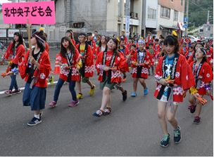 踊り子が魅せる千人踊りは圧巻
