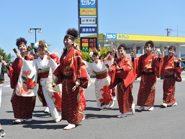 町内を練り歩くフラワーパレード