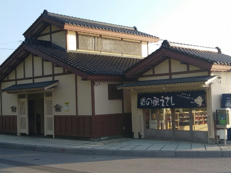 地元のヒノキ材を使った道の駅