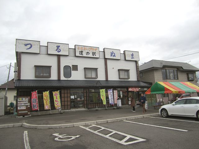 田園風景の中に建つ素朴な道の駅