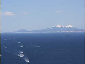 間近に見える北方領土の国後島