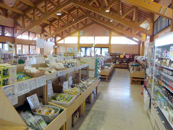 地元の朝もぎ野菜や加工品が揃う