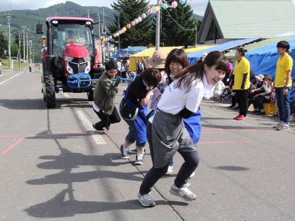 トラクター引き選手権で力自慢