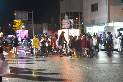 商店街を練り歩く行灯パレード