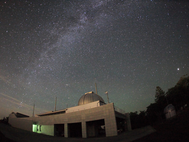 森に囲まれ満天の星空が広がる