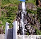 国道に面する落差約40mの滝