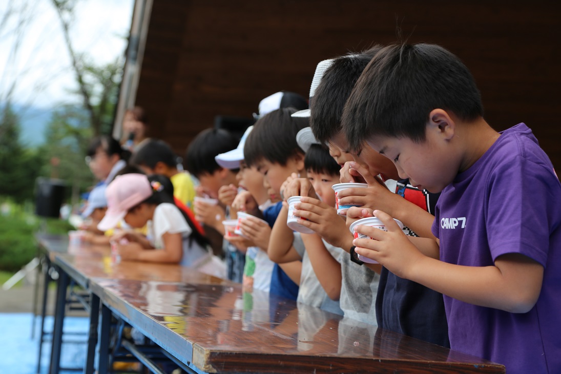 湧水の氷で競うかき氷早食い競争