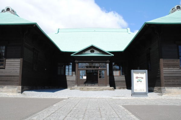 時代を感じさせる博物館正面