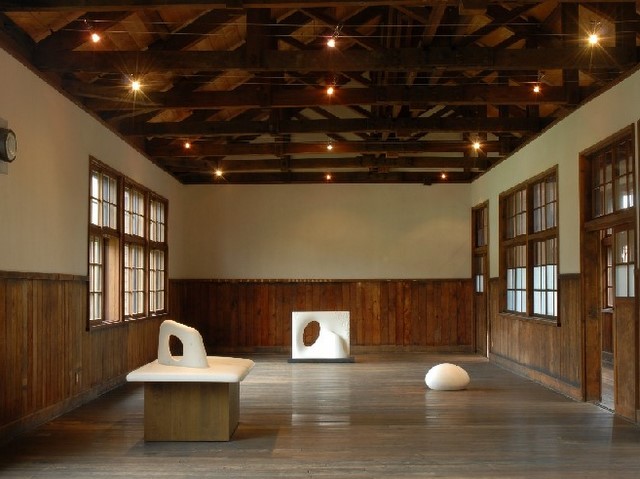 教室の面影が残るギャラリー