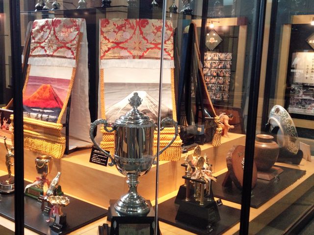 化粧まわしやトロフィーを展示