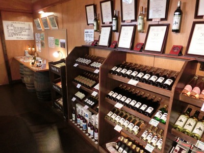 売店では試飲と買い物ができる