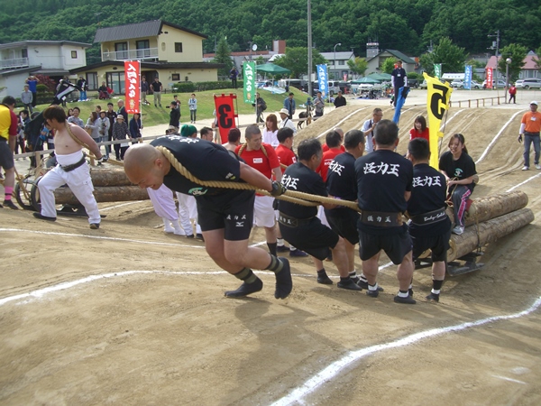 熱気あふれる人間ばん馬レース