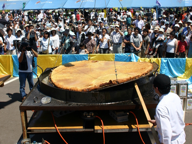 クレーンを使って焼き上げる