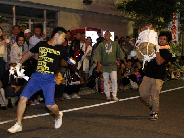 6人1組で競う俵かつぎリレー