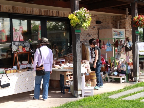 バッグ等オリジナルの作品を販売