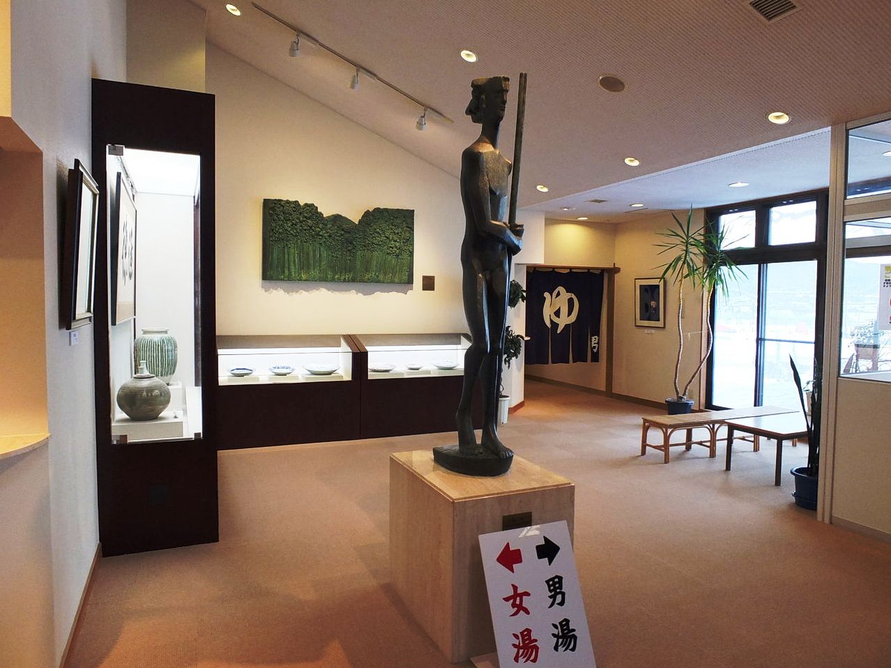 ブロンズの彫刻などが出迎える