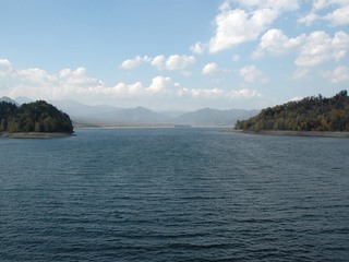 糠平ダムの上から見た糠平湖