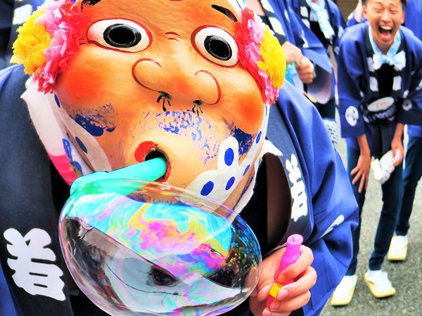 約30団体が参加し、迫力満点