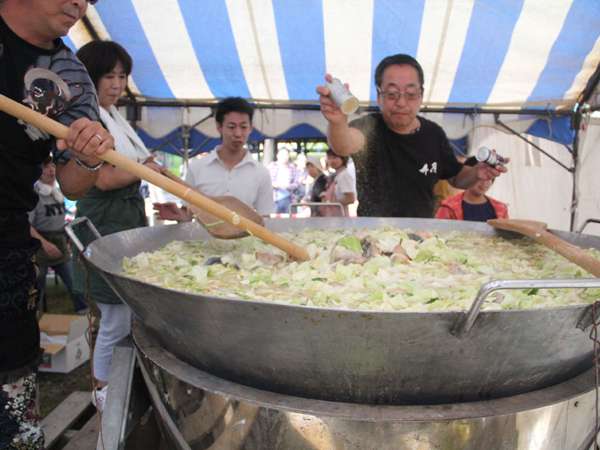 大きな鍋でつくる「千人鍋」