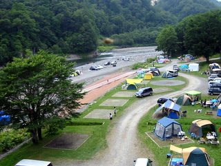 川岸に設置されたキャンプ場