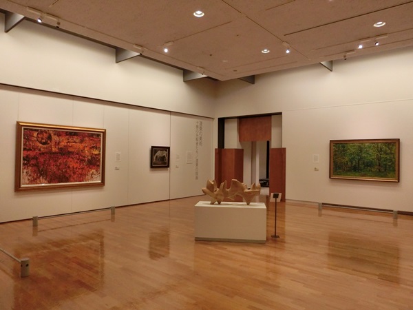 広々とした空間で落ち着いて鑑賞