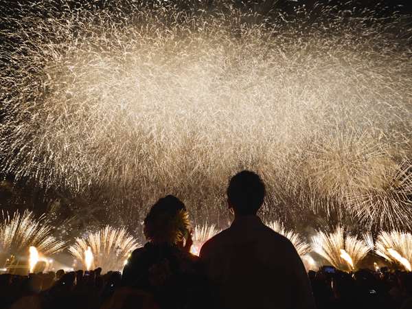 フィナーレは黄金色に光り輝く花