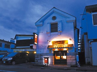 白壁の土蔵を模した外観