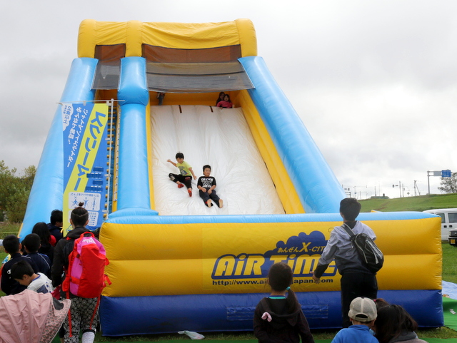 無料で遊べる巨大エアスライダー