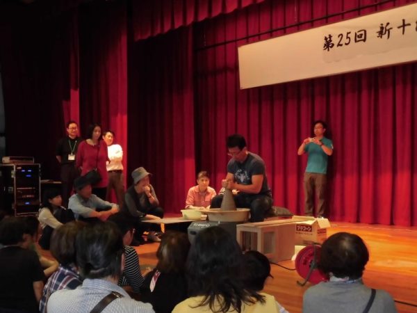 陶芸家の実演を間近で見られる