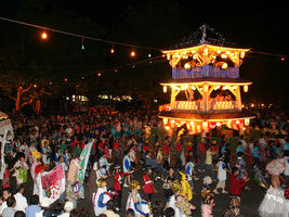 浴衣姿に混じって仮装の踊り手も