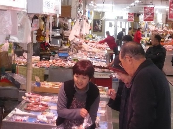 市場内の店は昔ながらの対面販売