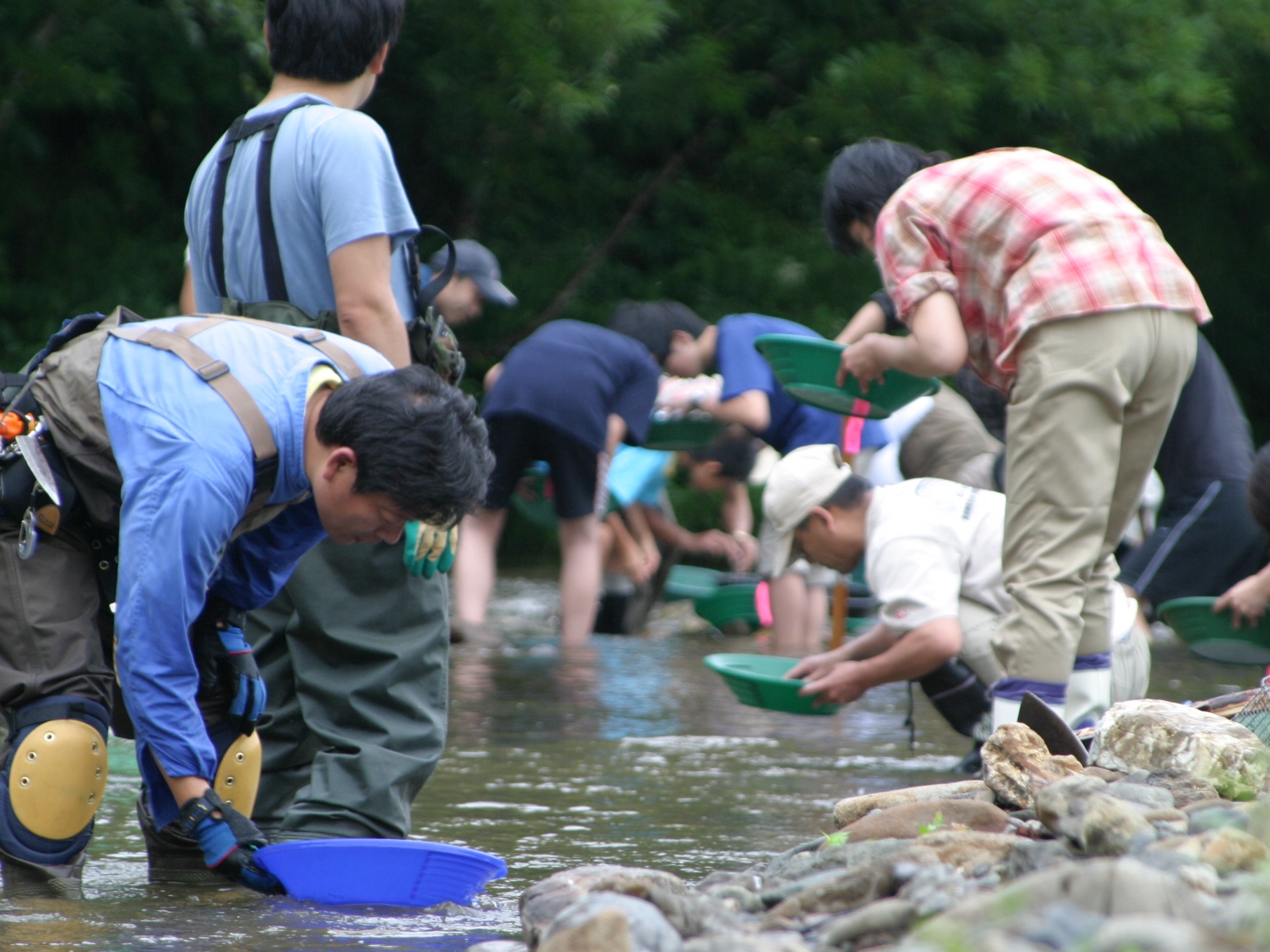 多くの人で賑わう「砂金まつり」