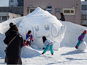 かわいらしい市民雪像