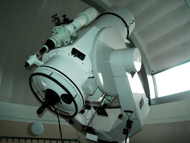 観測室の天体望遠鏡
