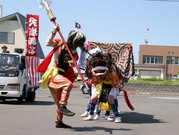 神輿行列や獅子舞が披露される