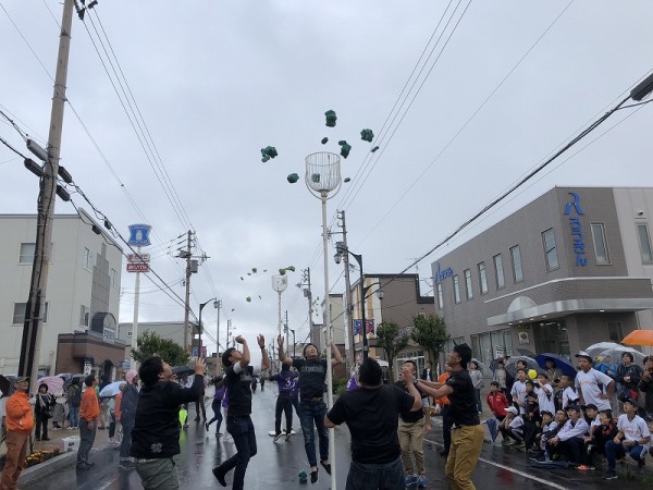 盛り上がる町民参加の玉入れ大会