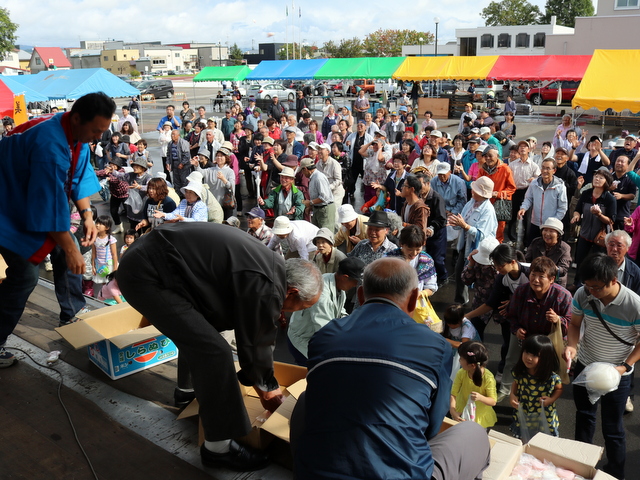 毎年大人気の餅まき
