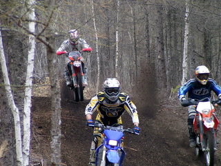 林の中を走るエンデューロコース