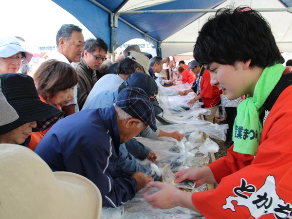 前浜でとれた秋サケを販売